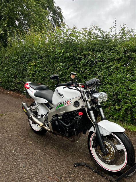 Kawasaki ZX6R 1999 in primo piano