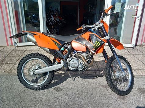 Moto KTM 400 EXC in azione su un terreno sterrato