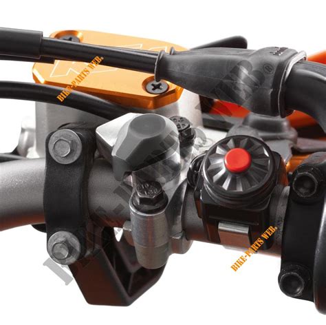 Dettaglio del manubrio e dei comandi di una KTM 400 EXC