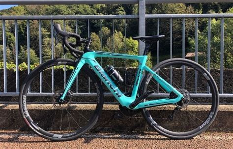 Bicicletta da corsa elettrica in azione su una strada asfaltata