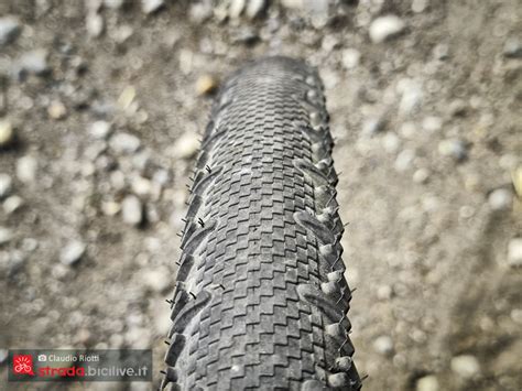 Confronto visivo tra pneumatici da strada e pneumatici gravel