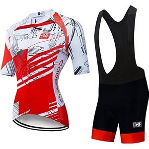 Ciclista con abbigliamento estivo su strada