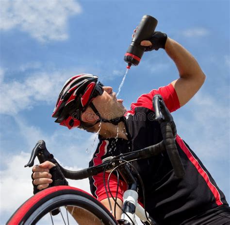 Ciclista che beve da una borraccia durante un'uscita