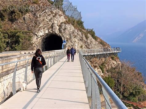 Passerella ciclabile a sbalzo sul Lago di Garda a Limone