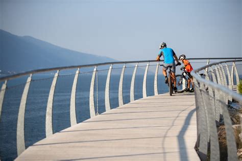 Biciclette parcheggiate lungo una pista ciclabile sul Lago di Garda