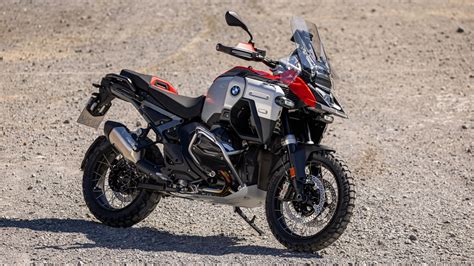 Una BMW R 1300 GS parcheggiata in un centro città