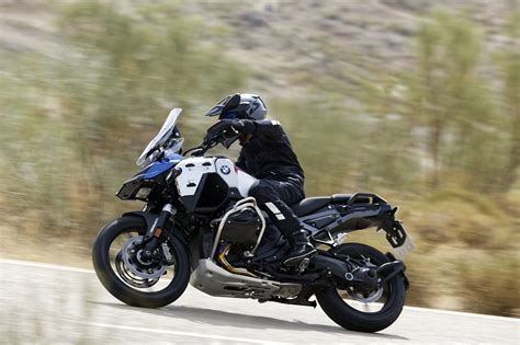 Una BMW R 1300 GS in movimento su una strada costiera