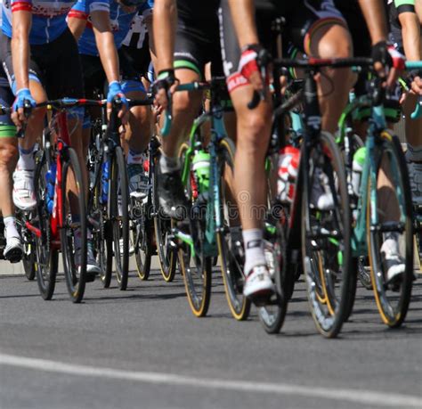 Gruppo ciclisti in corsa