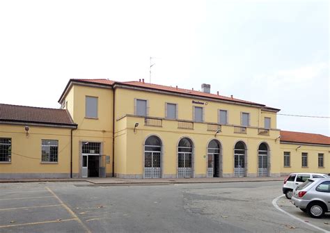 Stazione ferroviaria di Sesto Calende