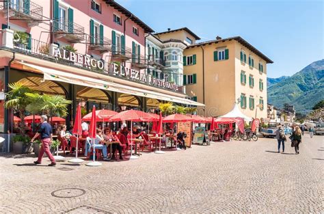 Lungolago di Ascona con caffè e boutique
