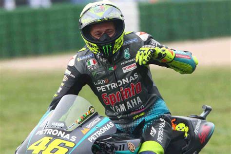 Valentino Rossi con i trofei dei suoi campionati del mondo