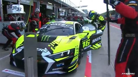 Valentino Rossi al volante di un'auto da corsa GT