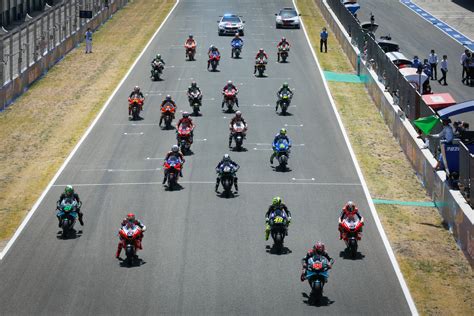 Una griglia di partenza di moto Superbike schierate in pista