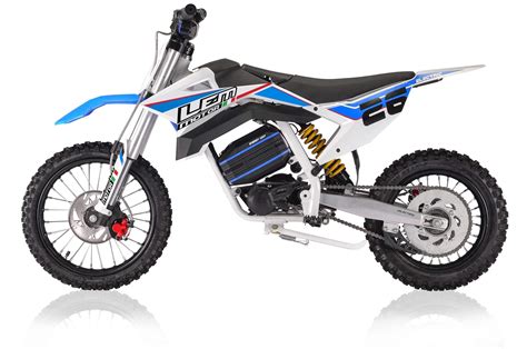 Bambino con casco e protezioni mentre guida una minimoto elettrica