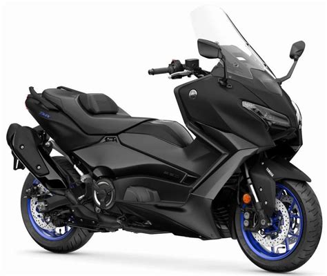 Giovane impenna con Yamaha TMAX