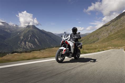Strada panoramica con moto Adventure