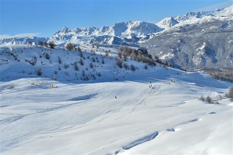 Panoramica di Sestriere con montagne circostanti