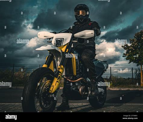Un pilota di Supermoto in azione con una derapata controllata