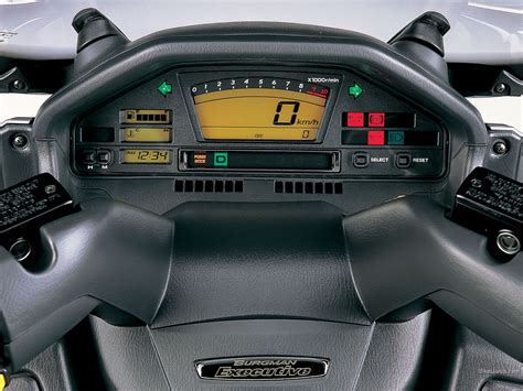 Suzuki Burgman 650 Executive dashboard and handlebar controls