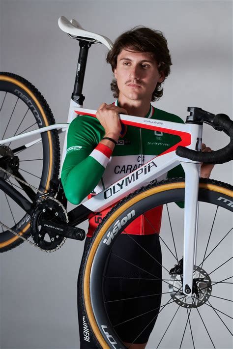 Filippo Fontana in gara su un percorso di ciclocross