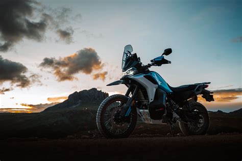 Immagine di una CFMoto 800MT-X su un percorso sterrato