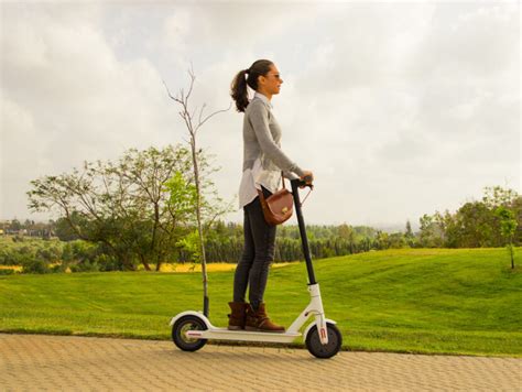 Monopattino elettrico in città