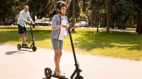 Bambini e monopattini elettrici in un parco