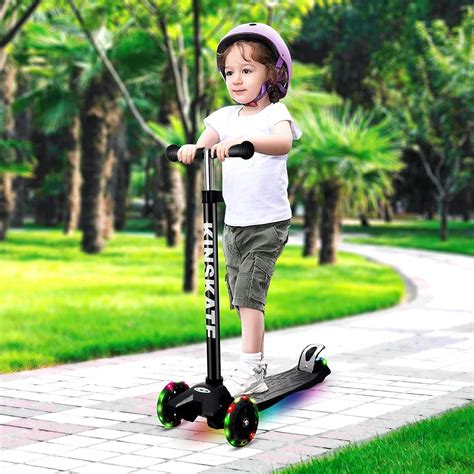 Bambino che guida un monopattino elettrico colorato