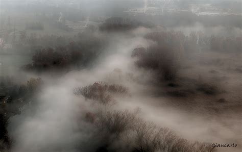 Nebbia che si dirada su un paesaggio rurale