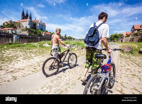 Ciclisti che spingono le biciclette nel fango