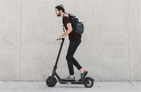 Un monopattino elettrico parcheggiato in un contesto urbano