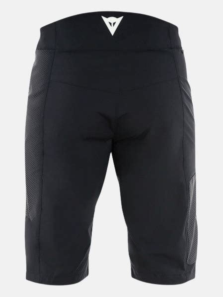 Dettaglio dell'orlo asimmetrico dei pantaloncini Dainese HG 1