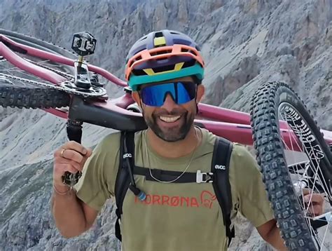 Andreas Tonelli in montagna con la bicicletta