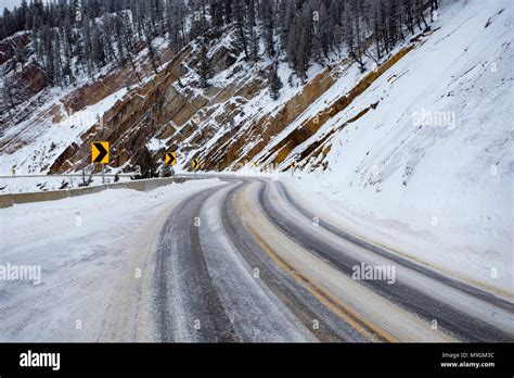 Strada ghiacciata in montagna