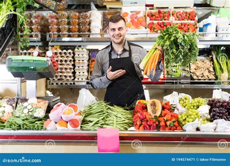 Immagine di un venditore che mostra un componente per bicicletta