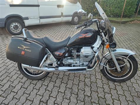 Moto Guzzi 1000 California II in un contesto di strada