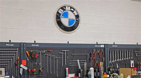 Moto BMW in officina con un meccanico