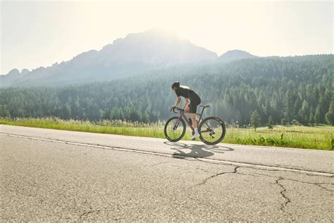 Ciclista che pedala in salita con alta cadenza