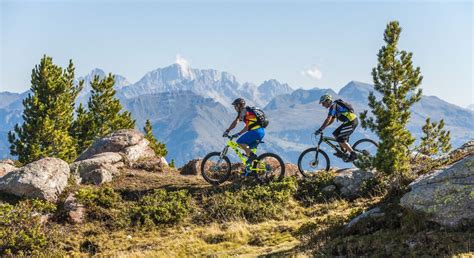 Ciclista su una mountain bike All Mountain in un sentiero di montagna