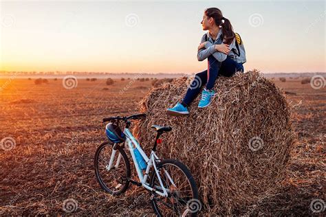 Ciclista che ammira un panorama montano da una cima con la sua bici All Mountain