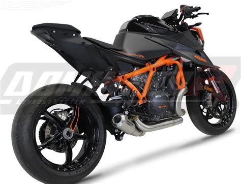 Dettaglio scarico Akrapovič su KTM 1290 Super Duke R