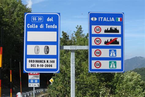 Segnaletica stradale italiana con limiti di velocità