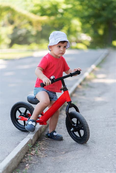 Bambino che prova una bicicletta