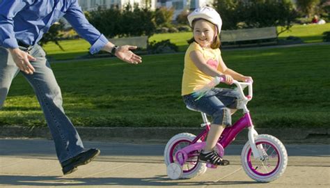 Bambino su una bicicletta con rotelle