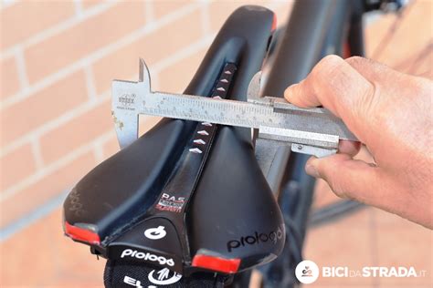 Bambino che regola l'altezza della sella