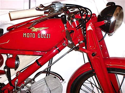 Primo piano del serbatoio e dei comandi del Moto Guzzi Guzzino