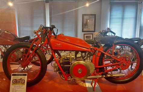 Immagine d'epoca del raduno Moto Guzzi a Mandello del Lario nel 1949
