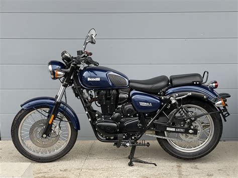 Dettaglio del paracoppa in pelle su un serbatoio di Benelli Imperiale 400