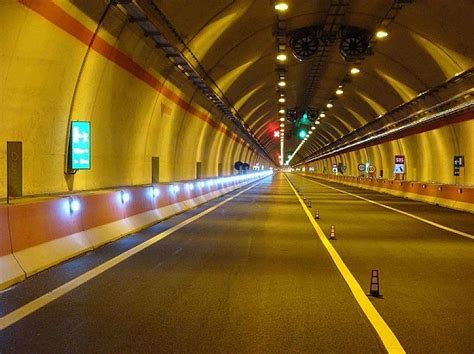 Galleria ciclabile con illuminazione