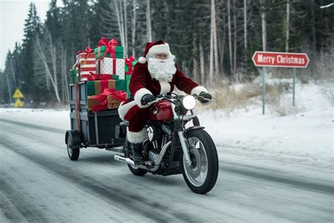 Bambini che ricevono dolci e libri da Babbo Natale in moto